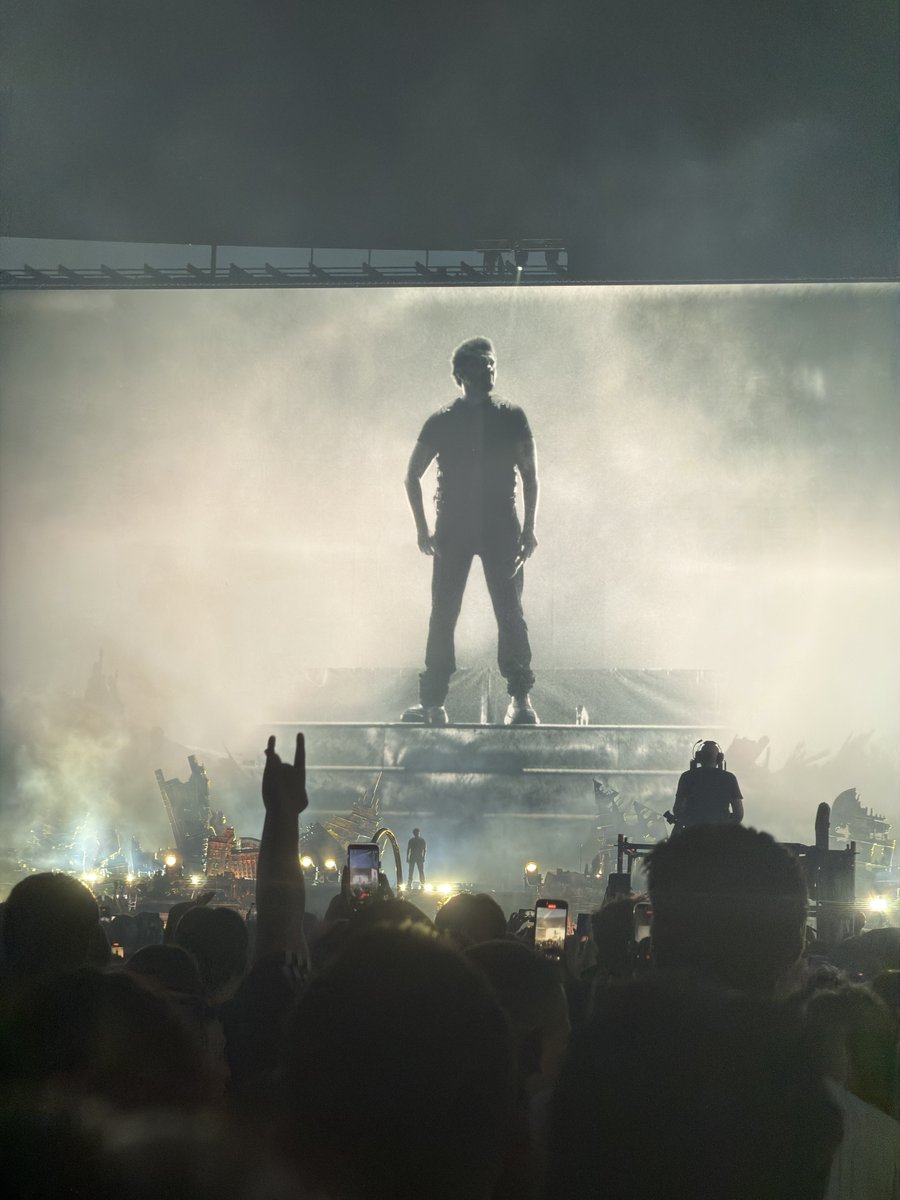 romeobvrr's tweet photo. Paris The Weeknd Night 2 🌑
c'était le MEILLEUR concert de ma vie ptn mon dieu https://t.co/WaOR382fFE