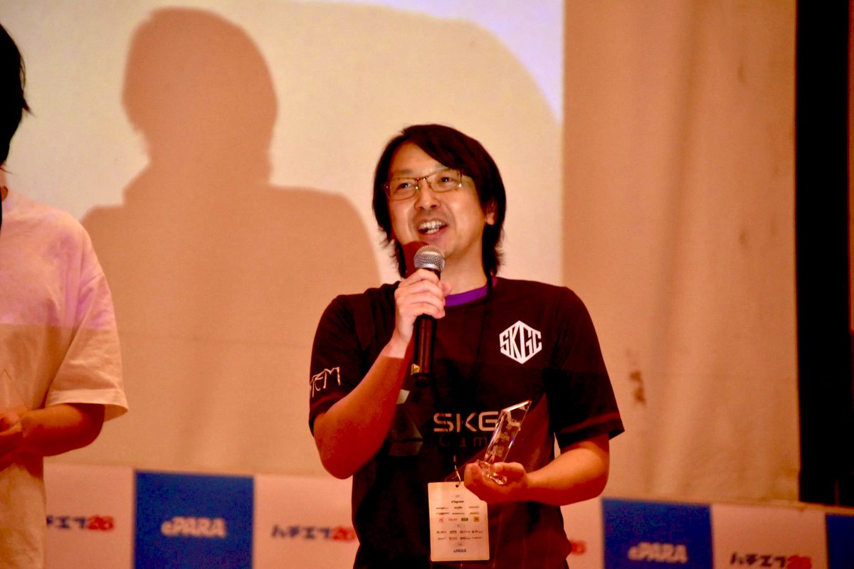 H8F_FGC's tweet photo. とうとう決着の時！

お昼より長丁場を戦い抜き、見事勝利を収めたのは…
チーム【あくたがサミ】より
あくたがわ選手
ランガサミ選手
の両名です！👏🏻

優勝者には石井プロ・KDSさんより、トロフィー授与の他、豪華副賞がスポンサー様より送られます！

本当におめでとうございます！✨
#ハチエフ26 https://t.co/v43ZrGUlvj