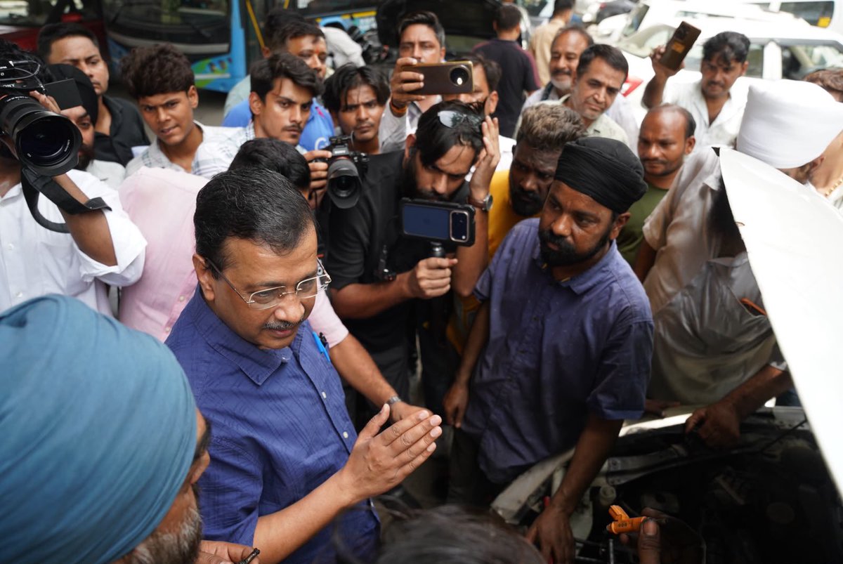 ArvindKejriwal's tweet photo. आज मैंने दिल्ली के एक पेट्रोल पंप और सर्विस स्टेशन पर जाकर ज़मीनी हक़ीक़त जानी। सरकार सफ़ेद झूठ बोल रही है। E20 के कारण गाड़ियों में सच में दिक्कतें आ रही हैं। आम लोग ethanol से बहुत दुखी हैं। लगभग सभी लोगों की माइलेज कम हुई है और बहुत गाड़ियों में ख़राबी की शिकायत हैं। https://t.co/ygVqeQ52Zo