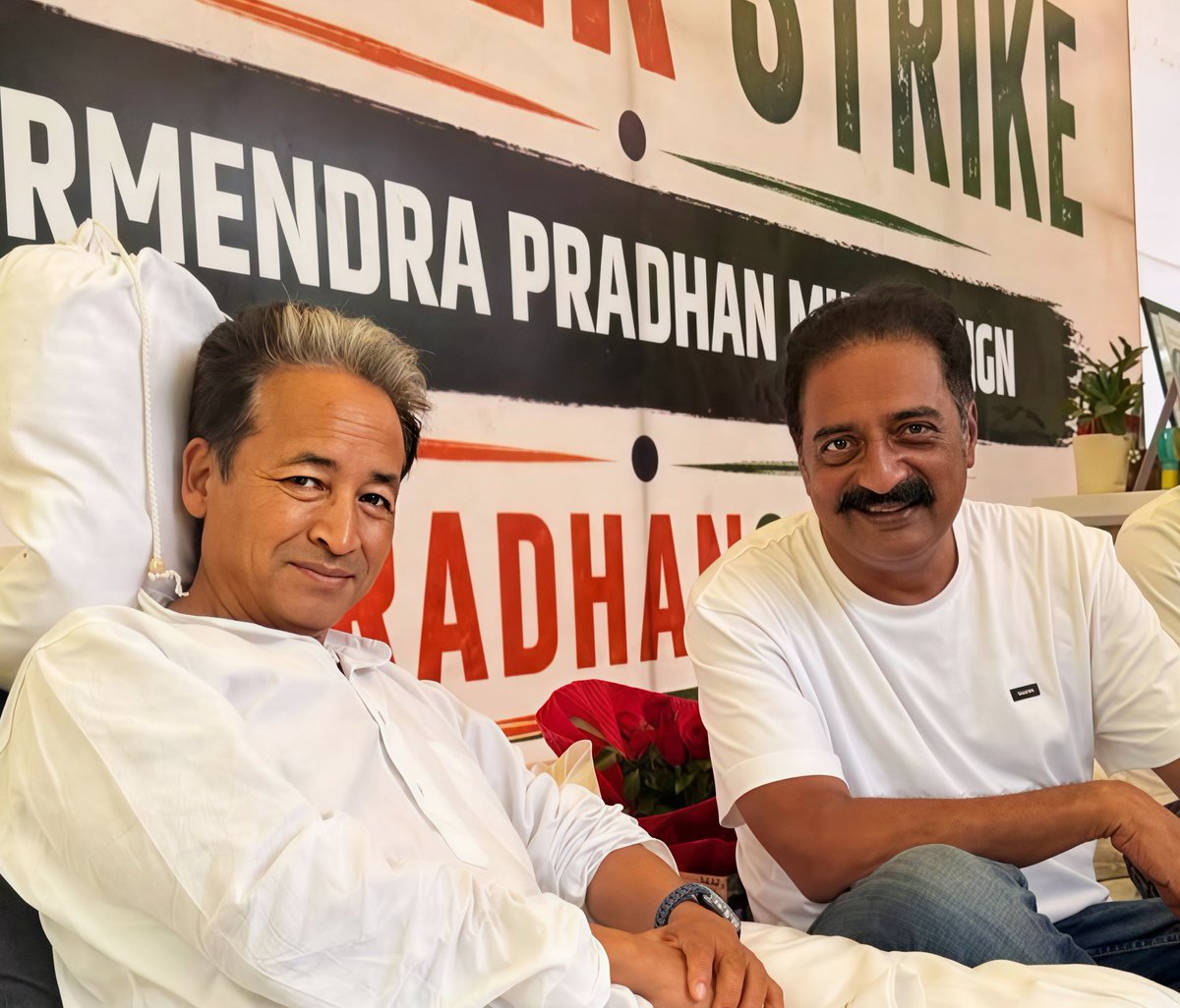 Nargis_Bano78's tweet photo. भाजपा ने सोचा था वो युवाओ को पकौड़े तलने , धार्मिक मामले और आम चूसने की क्रॉनोलोजी में उलझा कर रखेंगे लेकिन जंतर मंतर पर कॉकरोच जनता पार्टी ने पूरा रायता फैला दिया , 

कॉकरोच जनता पार्टी के प्रदर्शन को अब बड़े बड़े एक्टर , सिंगर और नेताओ का समर्थन मिल रहा है , कुछ दिनों पहले प्रकाश राज ने बैंगलुरु में अभिजीत दिपके के साथ मिलकर प्रदर्शन किया था और छात्रों की आवाज उठाई थी और आज एक्टर प्रकाश राज दिल्ली के जंतर मंतर छात्रों की आवाज बनने पहुंचे ,

प्रकाश राज ने NEET पेपर लीक और देश की वर्तमान शिक्षा प्रणाली में आ रही गड़बड़ियों को लेकर सरकार को आड़े हाथों लिया , उन्होंने कहा कि जब देश के लाखों युवाओं के भविष्य और उनके सपनों के साथ इस तरह खिलवाड़ हो रहा है तो चुप रहना एक नागरिक के तौर पर अपराध है , 

प्रकाश राज के पहले कई नेता और सिंगर ने भी कॉकरोच जनता पार्टी के प्रदर्शन को मज़बूती दी , कल पंजाबी सिंगर काका सोनम वंगचूक और अभिजीत दिपके से मिले थे , उसके पहले TMC सांसद महुआ मोइत्रा , AAP सांसद संजय सिंह सहित कई नेताओ ने इस प्रदर्शन में हिस्सा लिया ,