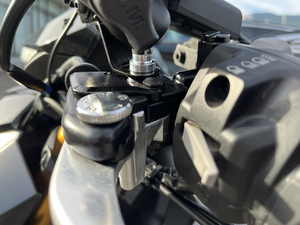 mijato373's tweet photo. ご存知の方も多いと思いますが、Z1100もZ1000同様ここにM10のネジ穴があるので使いましょう。
#Z1100 https://t.co/rqLpNNUdiv