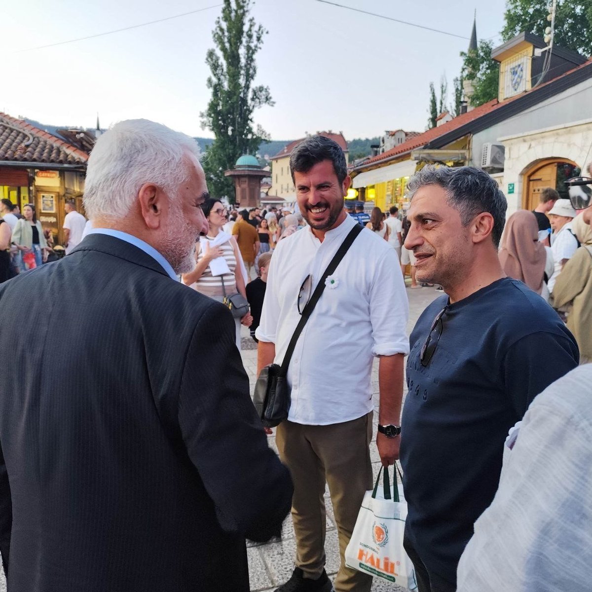 Hamdulah_ER's tweet photo. Srebrenitsa Katliamı'nın yıl dönümü etkinlikleri kapsamında Saraybosna'da bulunan Genel Başkanımıza halkın ilgisi yoğun... https://t.co/ONlHf2EyJH
