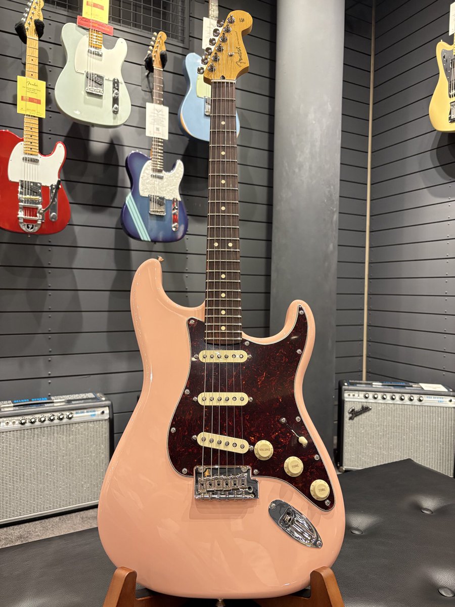 mikiame's tweet photo. FENDER
Limited Edition Player II Stratocaster, Rosewood Fingerboard, Shell Pink
USA製のピックアップを搭載した限定モデルになります✨
キュートなボディカラーに重量も軽量なモデルです!
ぜひ、チェックお願いします!
WEBサイトはこちら↓
https://t.co/pTkaFrr9XF
#fender #amemura https://t.co/SmnEg32tGg