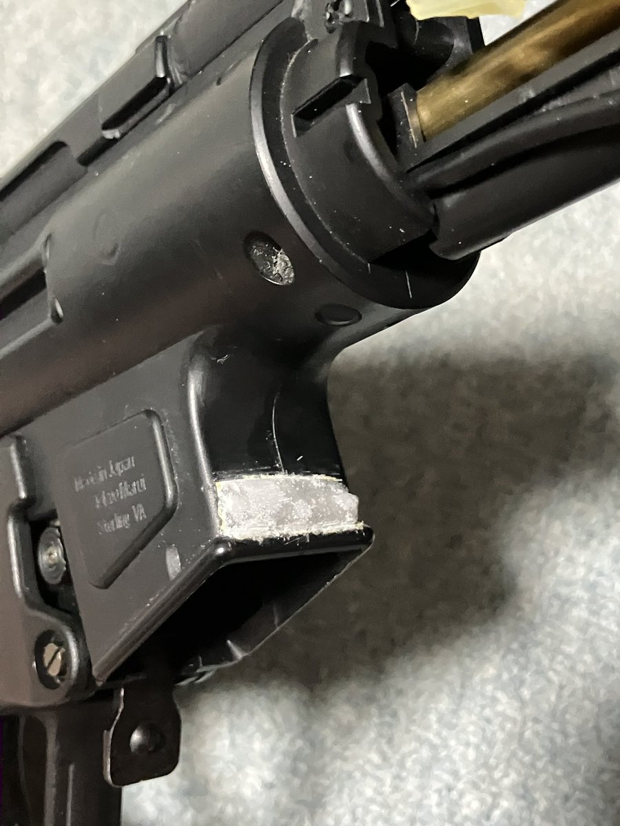 hatch128's tweet photo. クルツにもマガジンホールのフレーム割れの持病があるが、MP5A4と違い、フレームが左右に分割できないので対策に困ってた。
ふと、どうせ分割できないならマガジンホール固定しちゃえばいいじゃん！と気づいたので、M2x20mmの全ねじを作ってフレーム前面に重曹＋瞬間接着剤で埋め込んでみた。完璧だ！ https://t.co/iojunIgxed
