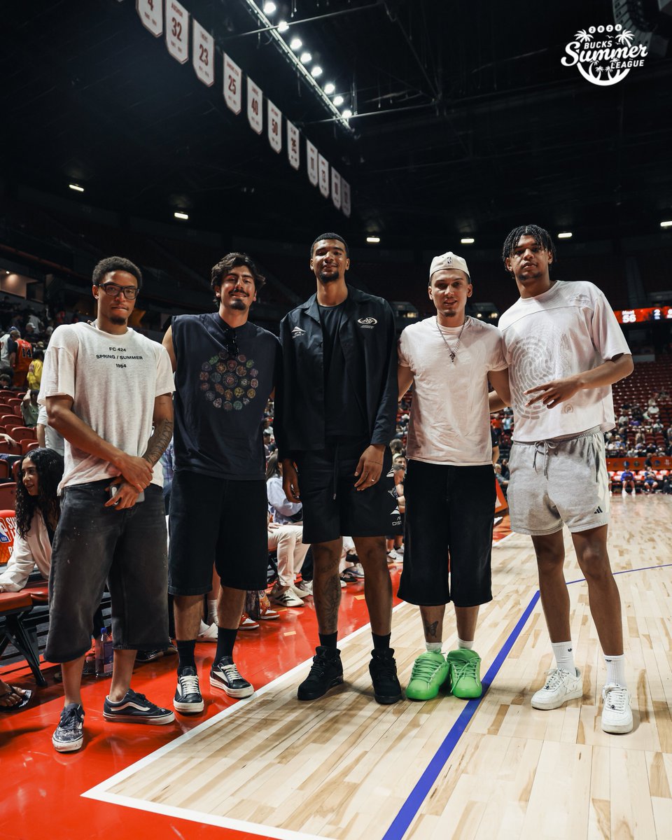 50NuancesDeNBA's tweet photo. Mine de rien, j'la trouve assez intrigante cette nouvelle équipe des Bucks ! 🦌

24, 25, 22, 26 et 23 ans... https://t.co/IjVPQ6Fa9c