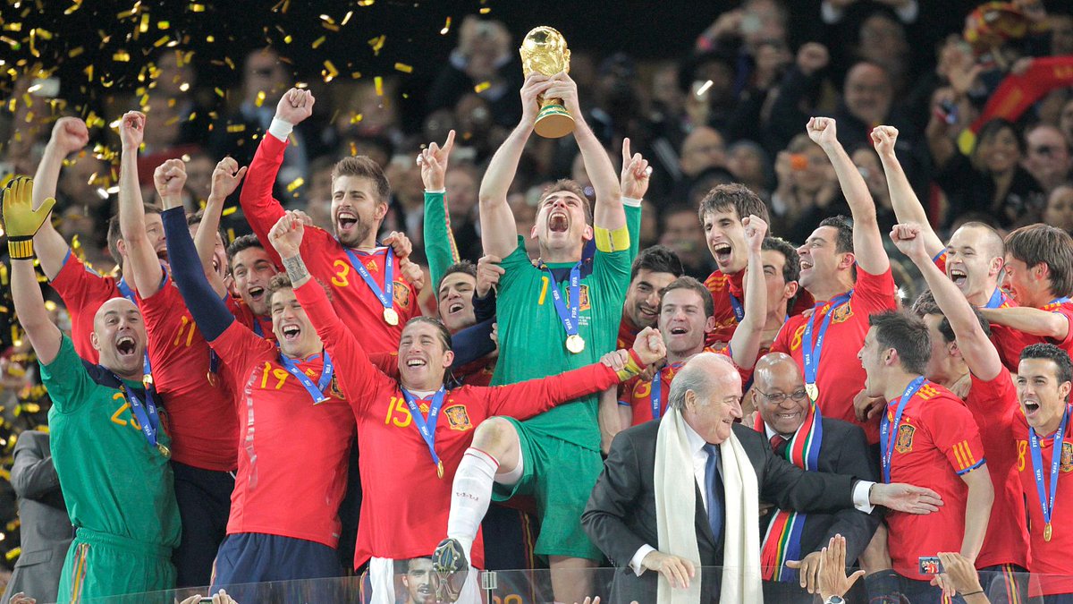 IvaanBlanco26's tweet photo. COMPARACIÓN MUNDIAL 2010 VS 2026.

Cosas que han pasado exactamente iguales:

- España no ganó el primer partido.
- España estaba en el grupo H.
- España ganó el tercer partido en fase de grupos a la selección entrenada por Bielsa.
- España ganó 1-0 vs Portugal en Octavos.
- España ganó por 1 gol el partido de Cuartos y sufriendo.
- España se enfrenta a la mejor selección del Mundial cuando llegan las Semis (2010 - Alemania / 2026 - Francia).
- El partido inaugural fue Mexico-Sudáfrica.

Demasiadas coincidencias... 👀

YO ELIJO CREER EN LA SEGUNDA ESTRELLA.