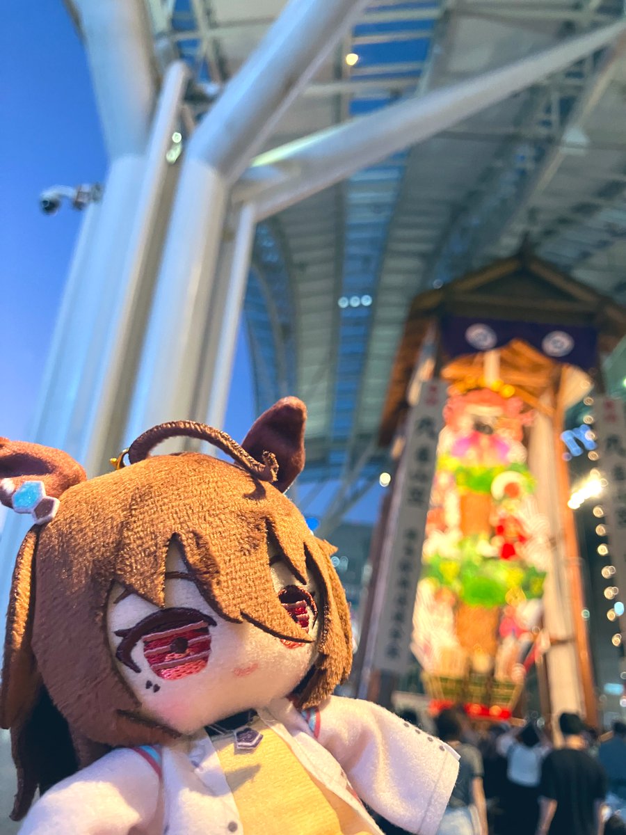 umaumayuri's tweet photo. 博多マルイに行ってきた！Tシャツとアクスタとチケット買ってかわいいショッパー貰いました〜💸

マルイを出ると巨大な山笠が光り輝いていました✨ https://t.co/NPjIyMs0PV