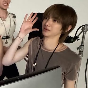 jjuflms's tweet photo. raise your hand if you’re the cutest roundest and the youngest person to ever exist https://t.co/yLjK6ZXCG0