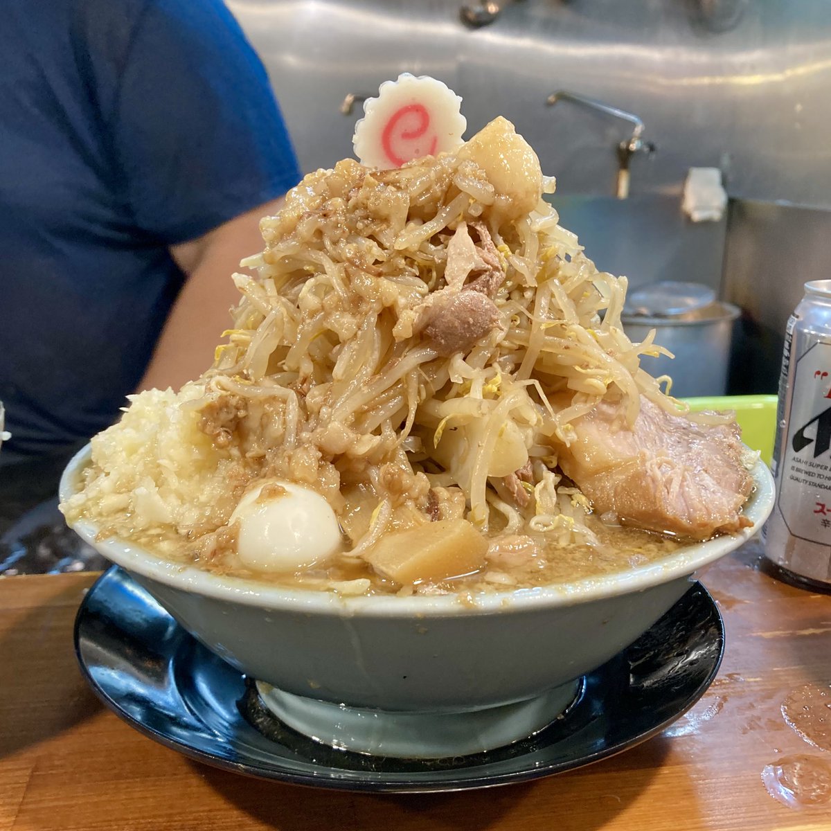 taka5cQ2's tweet photo. 自家製麺NO11 😈ITABASHI😈
㊗️7周年🍥おめでとう御座います🎊
2019年の開店準備〜7/11を回想すると…色々ご苦労があったなぁ💦…涙腺緩みまくりです🥹
水野さんの一杯は伝承＆革新の両面を感じる未来へ続く美味しさ🦾
益々のご発展を北の大地から祈念しておりますっ✈️🦊🖤
🍥通算253杯目 from 20190711 https://t.co/FQJgQQV7PX