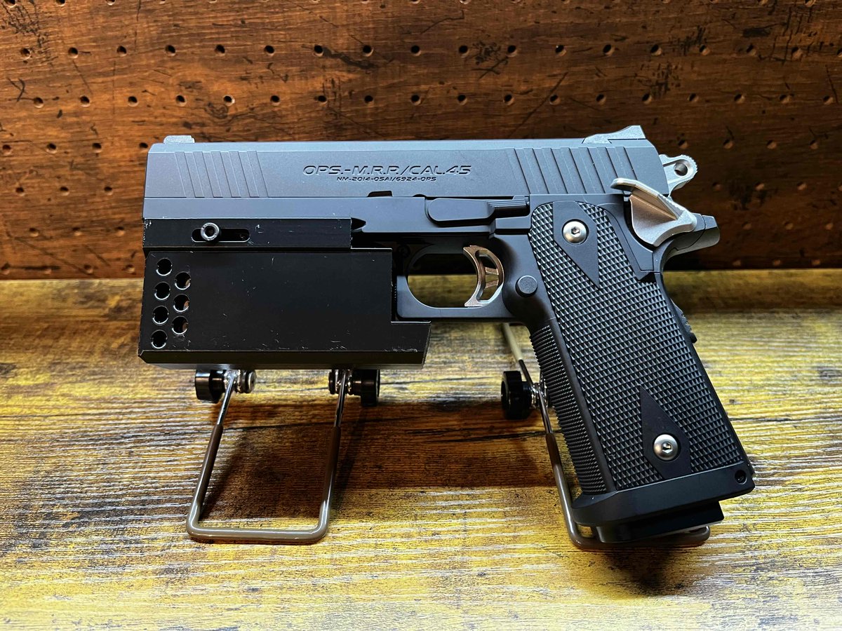 D_GUNARMORY's tweet photo. お世話になります。D-sanです✨
当店オリジナル新商品、ハンドガン用バッテリーケース”HAMMER HEAD”の販売を開始いたしました🫡様々なカスタムに対応する便利かつスタイリッシュな商品です！沢山のお客様に知って頂きたいので是非宜しくお願い致します🙇‍♀️詳細はHPをご覧ください😆
＃バッテリーケース https://t.co/fqlIeylJP9