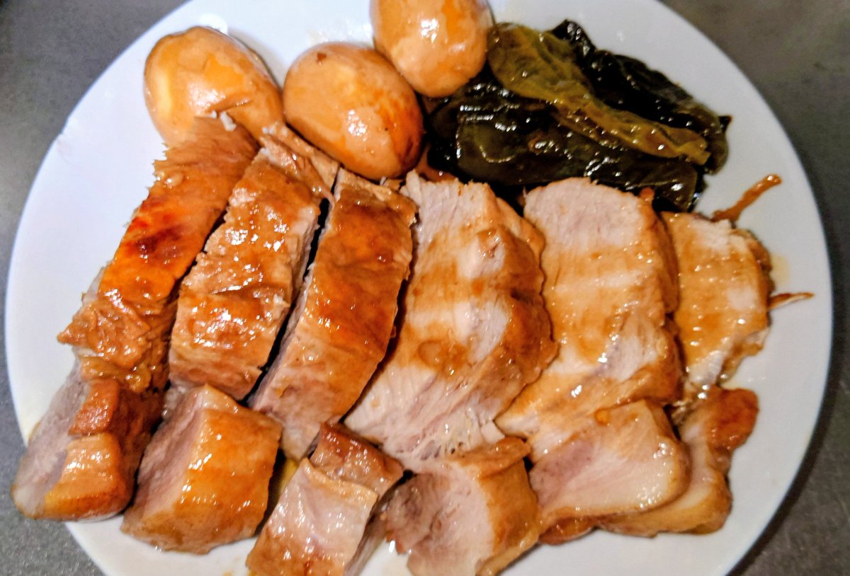 Tee_Angel2's tweet photo. 食費という概念を捨てた不動明王も全力でグーパンするくらい煩悩を詰め込んだ自家製チャーシューと煮卵。
右上はししとうを煮込んでソースを染み込ませてるからご飯が無限に食べられます。

おい、コレが漢の飯だ。 https://t.co/btNrVghR09