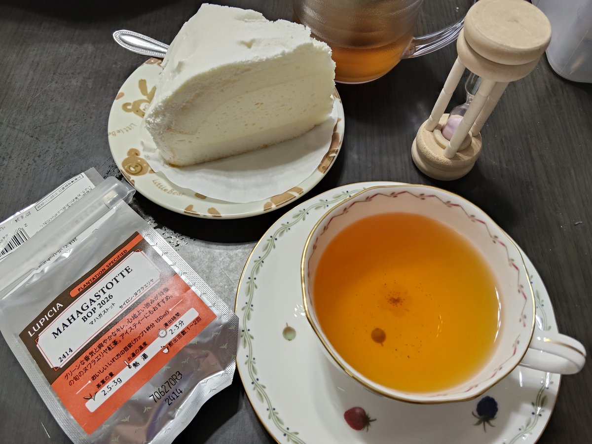 hamganii's tweet photo. #茶好連

🫖　マハガストット2026 #ルピシア
🍰　北海道産5種のチーズを使ったこだわりレアチーズ #コージーコーナー

ディンブラを買おうかなと思っていたグランマルシェ、
試飲してみたら「これだ！」と購入したヌワラエリヤのマハガストット。
やっぱり美味しい。 https://t.co/HZ8xBN4DxP
