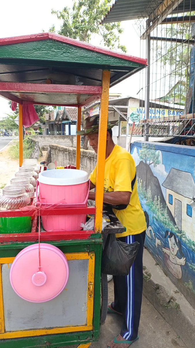 KopiSusuu23's tweet photo. In this economy.... 
Ternyata masih ada yg jualan es campur harganya 2K.
Bapaknya udah sepuh, tapi masih berjualan. 
Warga Jogja, khususon Berbah -Sumber Kulon. Monggo dilarisi 😁
cc: tajr_mey https://t.co/WZ82jF3Fpo