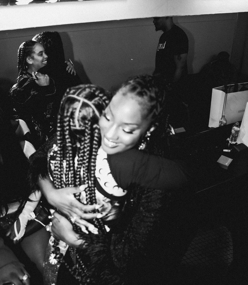 temsszn's tweet photo. “Superstar Tems, I’m completely in awe of her, The confidence, the sexiness, the energy, the light” — Jorja Smith ❤️✨ https://t.co/XpLMC5FIo4