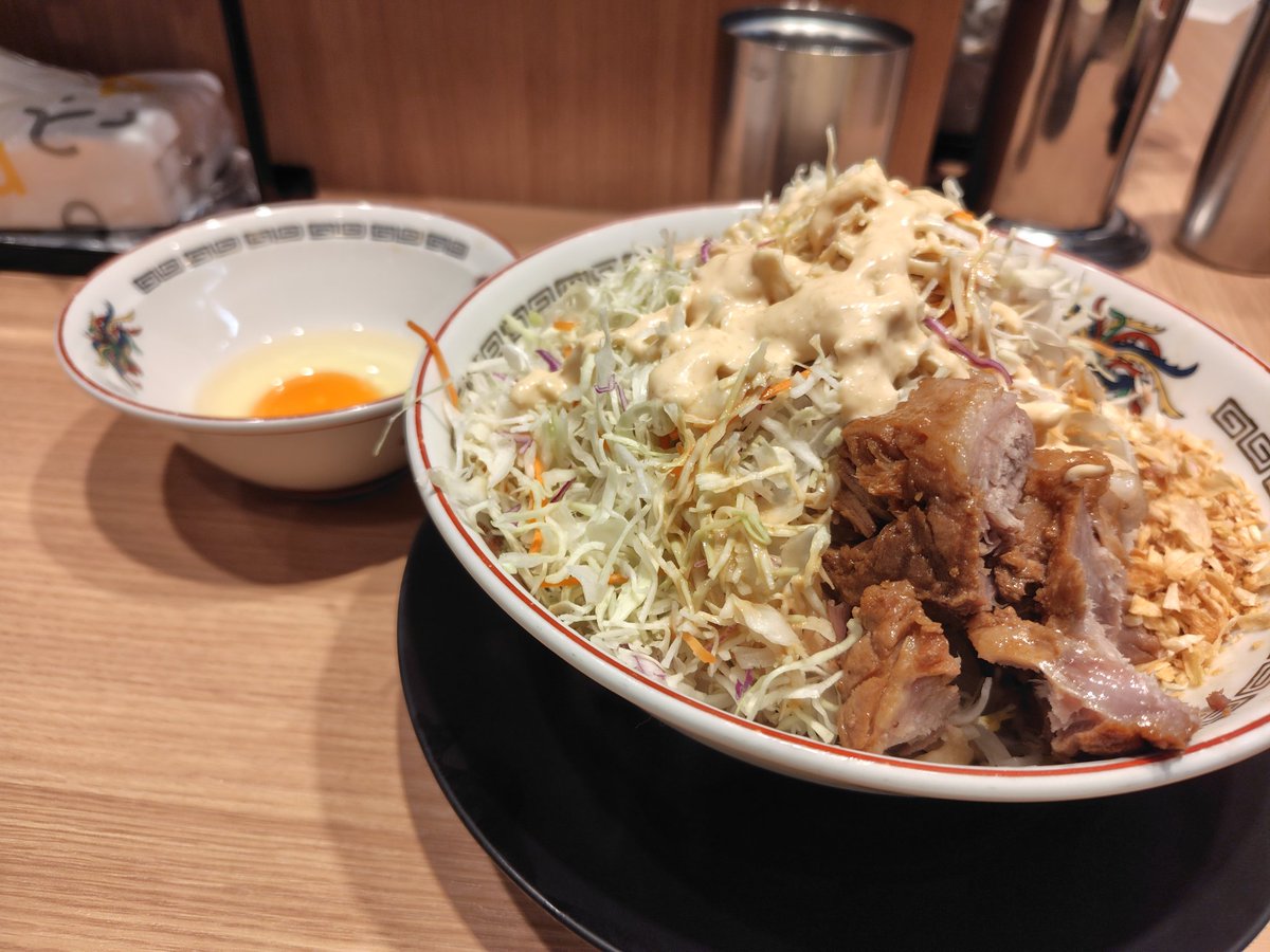 hoimiso13's tweet photo. 今日のグルめぐりはラーメン豚山で冷やし中華小に生玉子！コールはそのままで卓上調味料で味変だよ。これにニンニク足すと大変な事になっちゃう。久しぶりに食べたけど、おで、ノーマルのが好きかも。いっただきまーす https://t.co/eB0Dut8uzQ