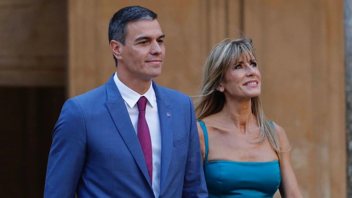 veintimillapie's tweet photo. Moncloa logra alcanzar una de sus mayores preocupaciones: consigue nuevos maquilladores por 46.000 euros para Sánchez y los ministros también se podrán beneficiar de este servicio. https://t.co/2qUv6U4VWo