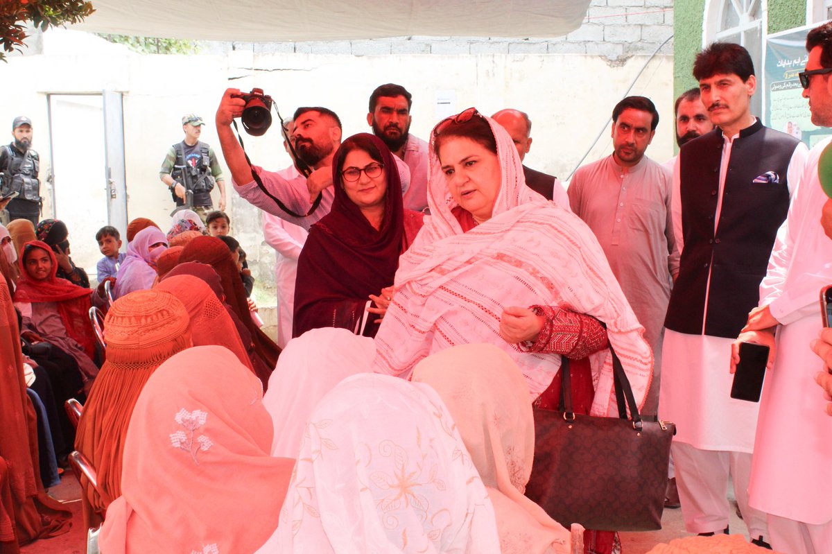 bisp_pakistan's tweet photo. چیئرپرسن بینظیر انکم سپورٹ پروگرام، سینیٹر روبینہ خالد نے سوات کے علاقے بری کوٹ میں واقع بی آئی ایس پی تحصیل آفس کا دورہ کیا۔ اس موقع پر رکن صوبائی اسمبلی مہر سلطانہ ایڈووکیٹ بھی ان کے ہمراہ تھیں۔

سینیٹر روبینہ خالد نے خواتین بینیفشریز کو ڈیجیٹل والٹ کے محفوظ اور درست استعمال، امدادی رقم کی مکمل وصولی اور کسی بھی قسم کی غیرقانونی کٹوتی سے بچاؤ کے حوالے سے آگاہی فراہم کی۔ اس موقع پر ڈائریکٹر جنرل بی آئی ایس پی خیبرپختونخوا، الف جان آفریدی بھی موجود تھے۔

#BISP #SenatorRubinaKhalid #BariKot  #DigitalWallet #FinancialInclusion