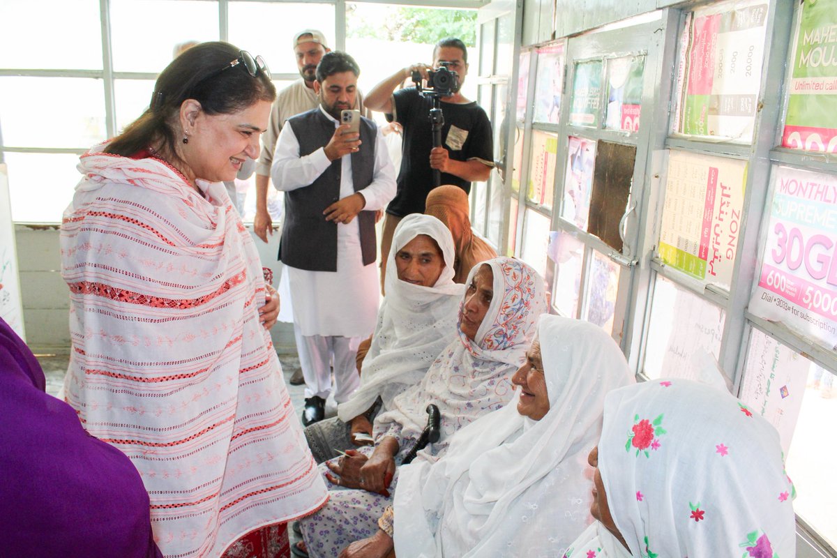 bisp_pakistan's tweet photo. چیئرپرسن بینظیر انکم سپورٹ پروگرام، سینیٹر روبینہ خالد نے سوات کے علاقے بری کوٹ میں واقع بی آئی ایس پی تحصیل آفس کا دورہ کیا۔ اس موقع پر رکن صوبائی اسمبلی مہر سلطانہ ایڈووکیٹ بھی ان کے ہمراہ تھیں۔

سینیٹر روبینہ خالد نے خواتین بینیفشریز کو ڈیجیٹل والٹ کے محفوظ اور درست استعمال، امدادی رقم کی مکمل وصولی اور کسی بھی قسم کی غیرقانونی کٹوتی سے بچاؤ کے حوالے سے آگاہی فراہم کی۔ اس موقع پر ڈائریکٹر جنرل بی آئی ایس پی خیبرپختونخوا، الف جان آفریدی بھی موجود تھے۔

#BISP #SenatorRubinaKhalid #BariKot  #DigitalWallet #FinancialInclusion
