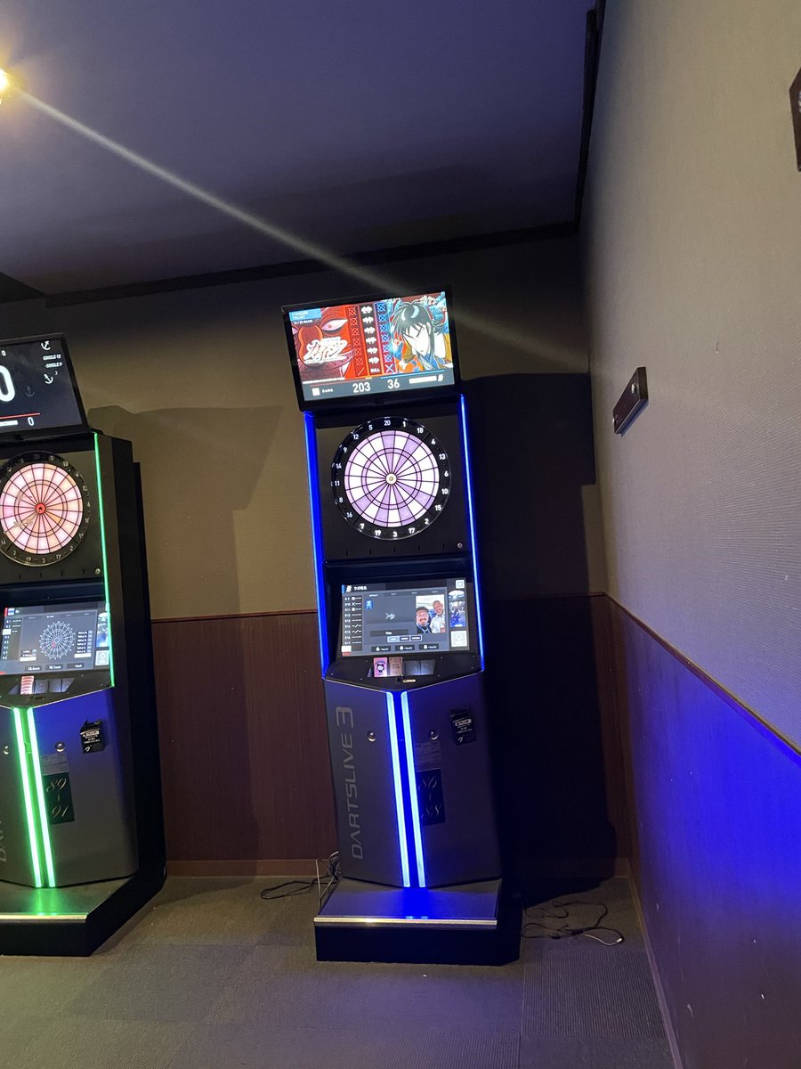 umanoshige's tweet photo. 滋賀来たけど釣りじゃなくてダーツ🎯

ご当地ファンダーツの滋賀県フナとフナ寿司GET！！！

20時ちょい前でも空がまだ明るい😳 https://t.co/I2iYvnz4lx