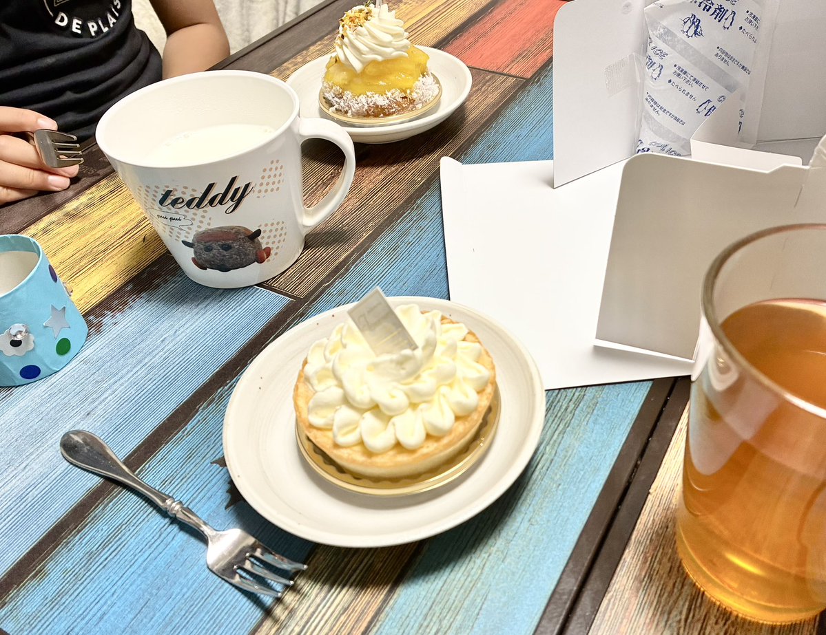 yuzensai's tweet photo. サピで表彰状もらってきた。
ケーキでも買うか？ってなり、若はパイナップルのコンポートのケーキにした。

若「コンポートってなあに」

私「りんごを砂糖で煮詰めるお菓子を私がたまに作るだろ？あれのパイナップル版だ」

若「これにする！」

成績は良かったけど、何基準で表彰状出るんだろうな？ https://t.co/9aBBEQEpWS
