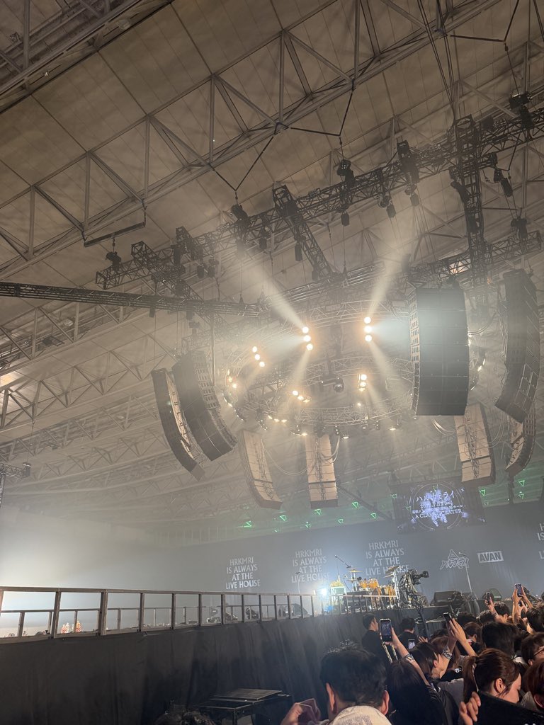 04__uver04's tweet photo. 通路横でした！！
コマツさんの背中を一生見れるという神的な位置取りでした！！笑 https://t.co/Q6FBpYZgYZ