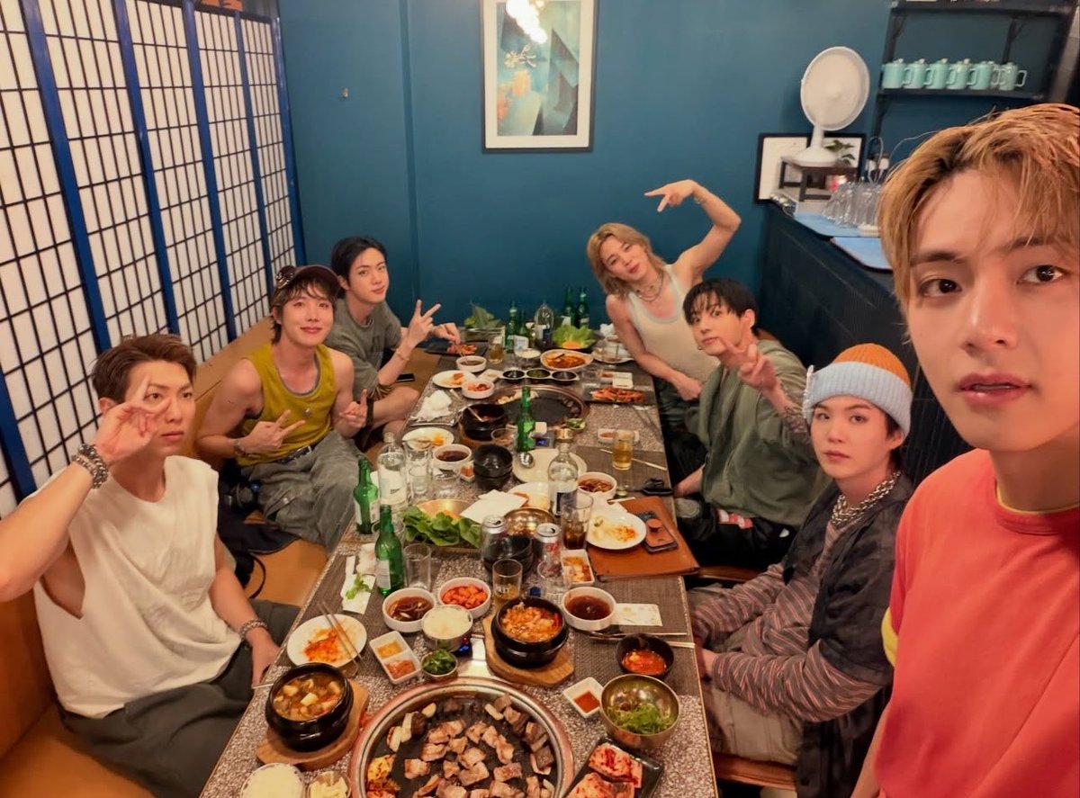tksovers's tweet photo. MY FAMILY 😭 https://t.co/BTJX0faLFL