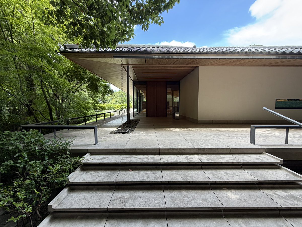 h_tanabe1212's tweet photo. 今日は建築士会の集まりで竹中大工道具館へ。

建築全体のプロポーションや構成が本当に美しい。

展示も見応えがありますが、つい目がいくのは納まりやディテール。

特に防火扉の収まりは変態的なレベル。

普段は意識されない部分ですが、こういう細部への執念が建築の質を支えているのだと思います。

良い建築に触れるたび、
まだまだ勉強だなと感じます。

#竹中大工道具館 #建築探訪 #建築設計