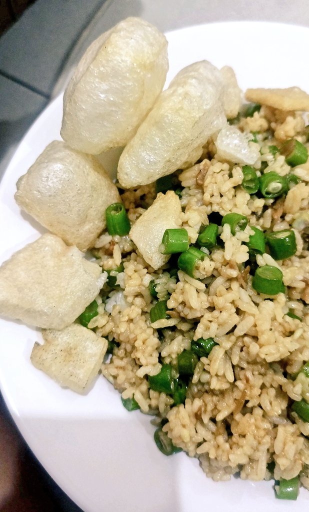 Alissan04's tweet photo. Nasi goreng ikan cakalang, buncis kwkw tambah kerupuk kulit anjayy 😋 https://t.co/yPZ8SMZZGk