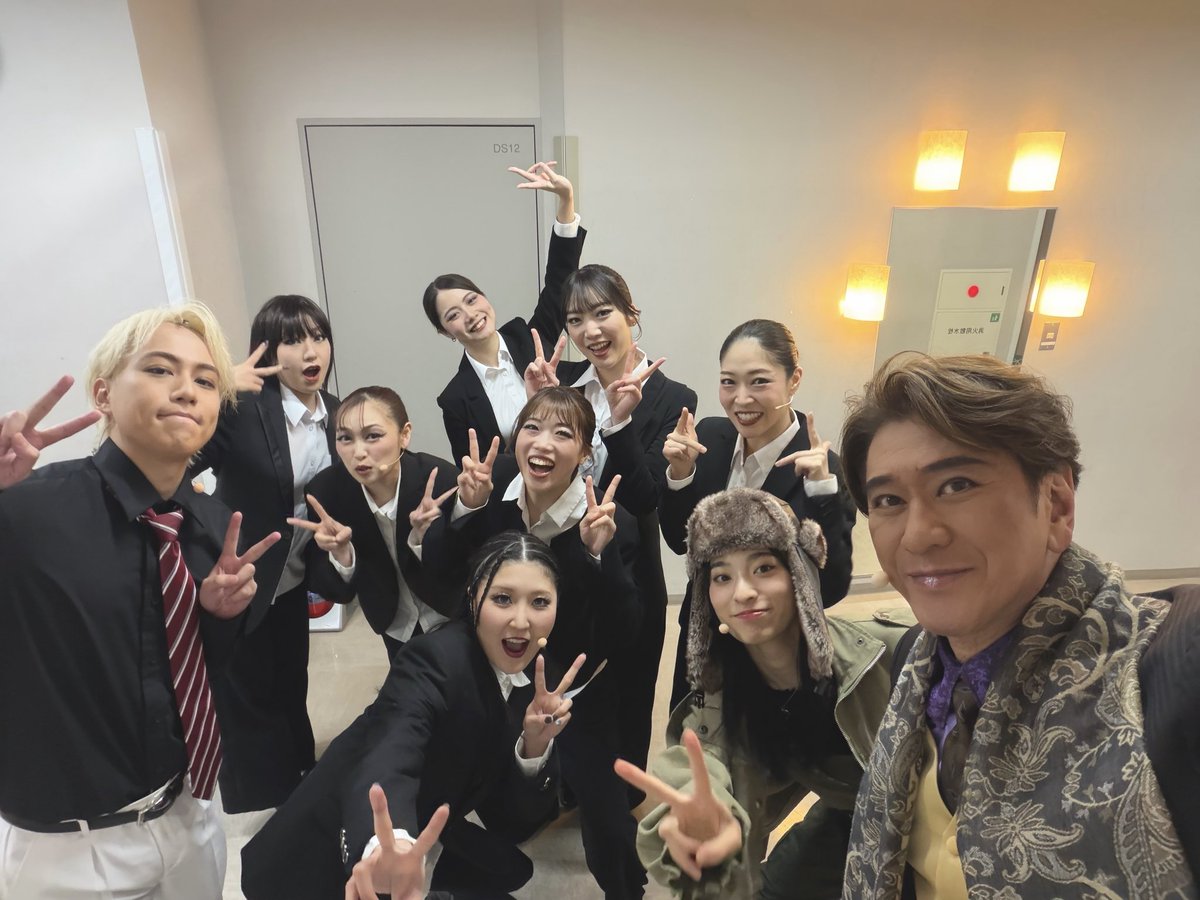 kawasakimayokun's tweet photo. 呼ばれて行ったら男子はヨコと俺だけの集合写真だ。
明日千穐楽でーす。

#ギンザマイトガイ　#横原悠毅　#imp #川崎麻世　#川﨑麻世 https://t.co/NwbZoDISOO