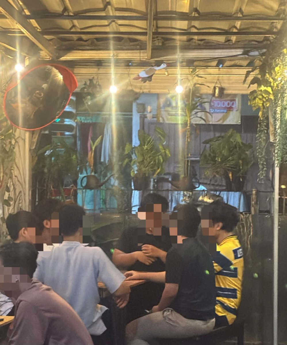txtharihariWNI's tweet photo. Pemilik warkop yang lagi kesel banget sama sekelompok pelanggan yang dianggap ngerugiin usahanya 😤

Jadi di warkopnya ini sering banget kedatangan geng yang sama, nongkrong ber enam tapi yang beli minum cuma 3 orang. 
Sisanya malah bawa air mineral 1,5 liter sendiri dari luar dan diminum di situ sambil numpang ngecas dan nongkrong berjam jam

Kejadian ini bukan sekali dua kali, udah keulang berkali kali sampai bikin dia geram. 
Dia sampai harus negur langsung karena kalau nggak ditegur, kelompok itu kayaknya nggak sadar diri

Dia jelasin juga kalau harga di warkopnya sebenarnya udah sangat terjangkau, minuman mulai dari 3 ribu sampai paling mahal 14 ribu, makanan juga mulai 3 ribu, menu paling mahal sate taichan seporsi isi 10 tusuk cuma 30 ribu. 
Dia juga selalu coba mengkondisikan diri sebagai pemilik yang friendly, bukan tipe yang judes atau galak ke pelanggan

Menurutnya banyak pelanggan lain yang malah balik lagi karena betah, cuma emang ada aja kelompok kelompok tertentu yang kebangetan. 
Bahkan katanya kelompok ini pernah nongkrong lebih dari 4 jam dan maunya cuma refill air putih doang tanpa beli apa apa

Dia berharap semua orang yang suka nongkrong di warung bisa lebih menghargai usaha orang lain. 
Kalau memang niatnya cuma mau kumpul tanpa jajan, mendingan gantian aja nongkrong di rumah temen masing masing. 
Soalnya biaya operasional warung itu nggak kecil, mulai dari sewa tempat sampai mikirin pelanggan lain yang juga butuh tempat duduk

Kalian gimana nih kalau jadi pemilik warung, bakal tegas negur di tempat atau mendingan diemin aja sampai mereka sadar sendiri?