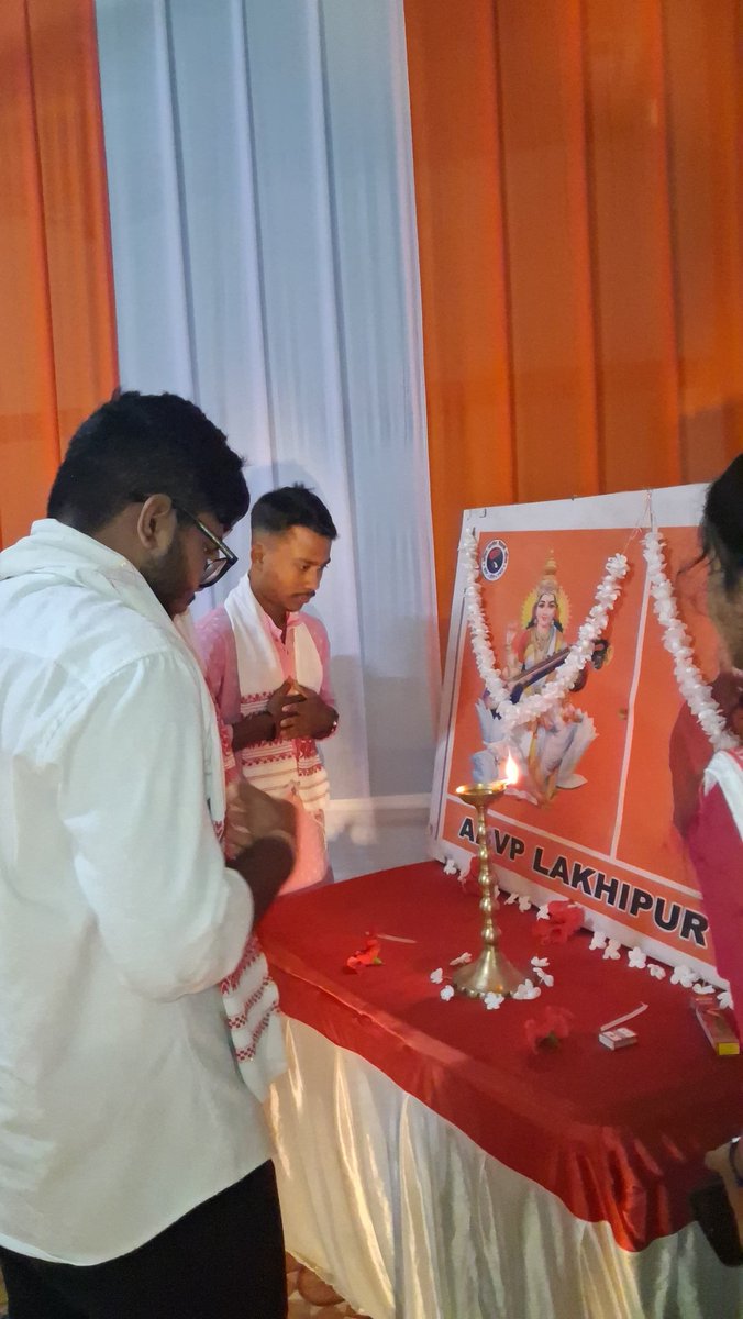 ABVPAssam's tweet photo. আজি অখিল ভাৰতীয় বিদ্যাৰ্থী পৰিষদৰ ৭৮ সংখ্যক প্ৰতিষ্ঠা দিৱস আৰু ৰাষ্ট্ৰীয় বিদ্যাৰ্থী দিৱসৰ লগত সংগতি ৰাখি অখিল ভাৰতীয় বিদ্যাৰ্থী পৰিষদ লক্ষীপুৰ নগৰ শাখাৰ উদ্যোগত  কৃতি ছাত্ৰ ছাত্ৰীৰ বিশেষ অভিনন্দন অনুষ্ঠান অনুষ্ঠিত হয়। https://t.co/vYo66hZ5jW