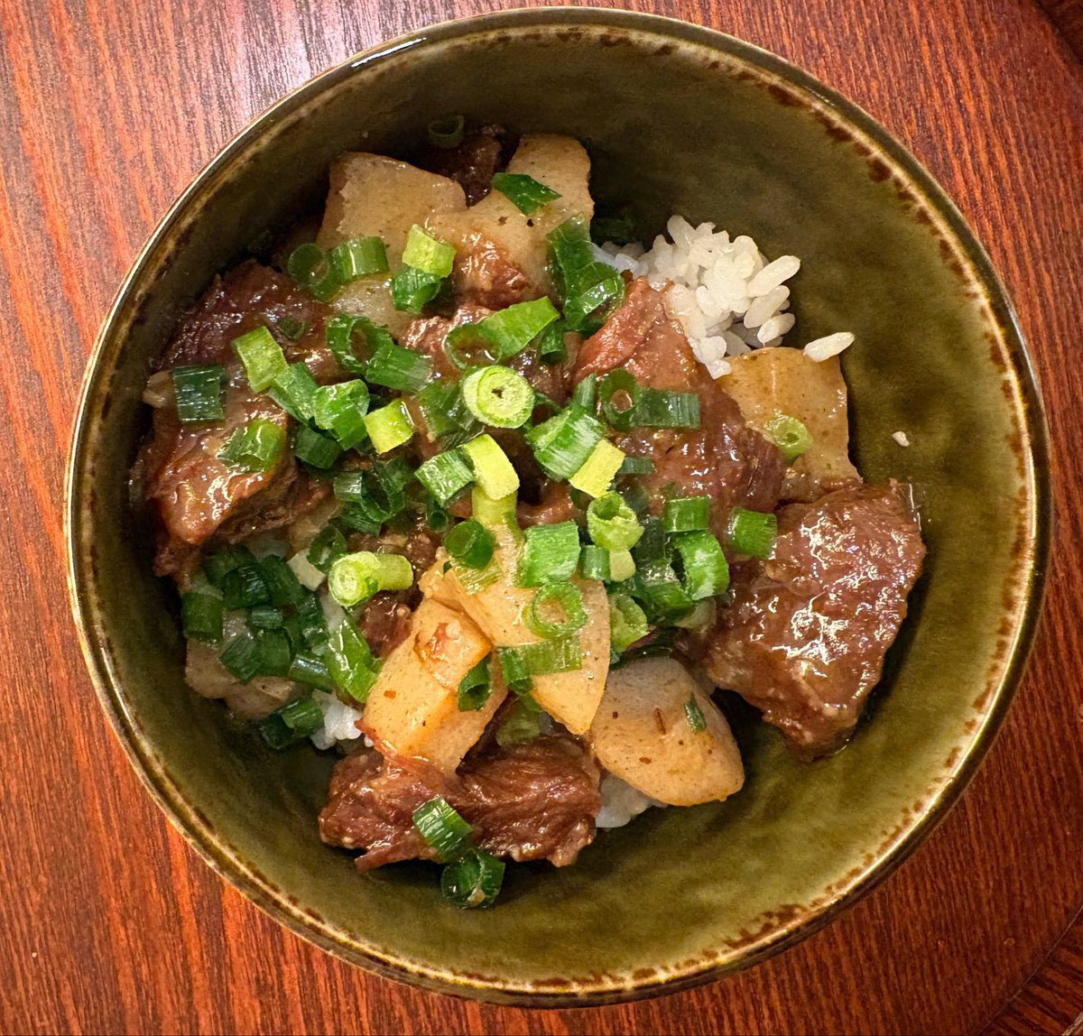 edamamesandas's tweet photo. 今日は久しぶりにどて焼きを製作どて焼き丼？にした
バレーボールみながら、怪遊奇のチケ取りしながらだったのて適当やったけどなんとなく美味しくできた
こんにゃくが美味しいよねえ https://t.co/UYHrXd49k4
