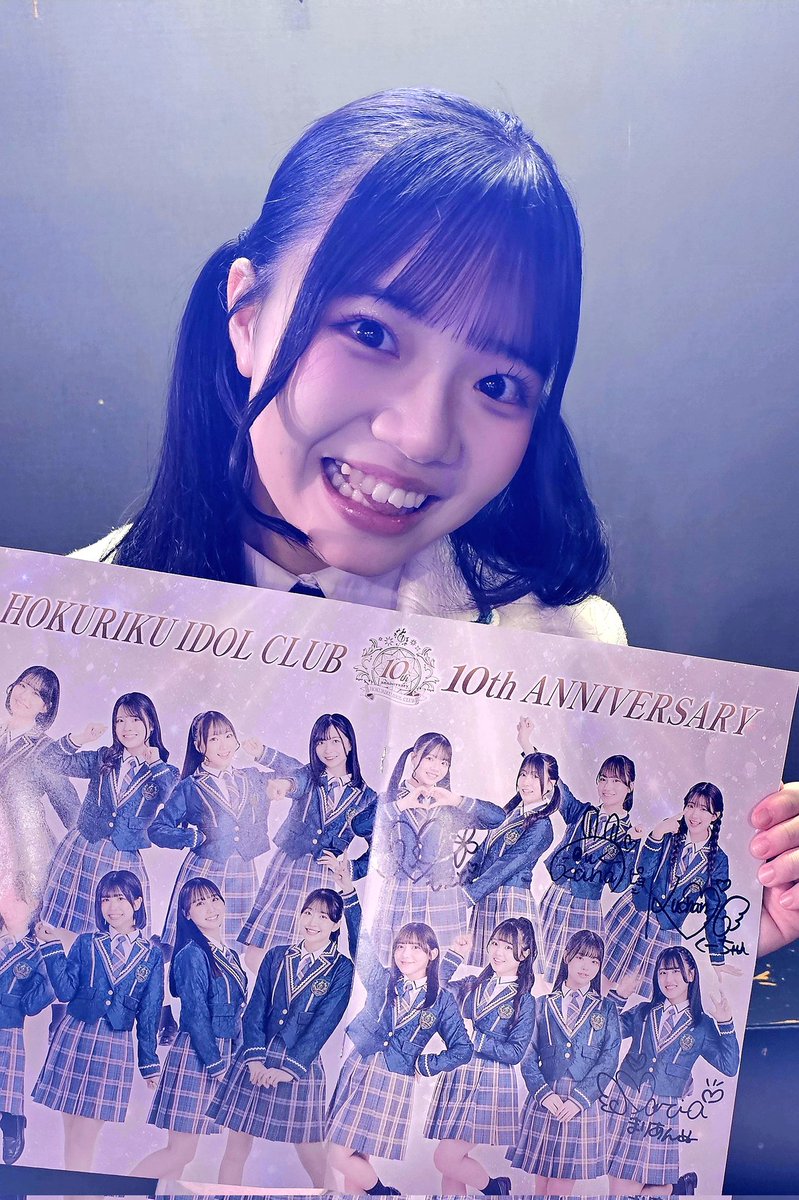 ia_okenak's tweet photo. 定期公演mini Vol.34 特典会

もえかちゃん💖
10周年のパンフレットにサイン集めよ！
と思って、もえかちゃんにも書いてもらったら🖋️✨️
パンフレットを持って写真撮らせてくれたの、ありがとうでした🤦‍♀️💓
アイシャドウがピンクなのも可愛いかったよ～🥰💗💗

#西村萌花
#ほくりくアイドル部 https://t.co/LzjjRgFbbS