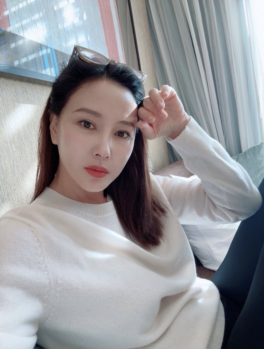 Yeonolor's tweet photo. 저는 연상 남자를 좋아하는데, 여기에도 계신가요? ☺️🤍 https://t.co/mfFXUYBSCd