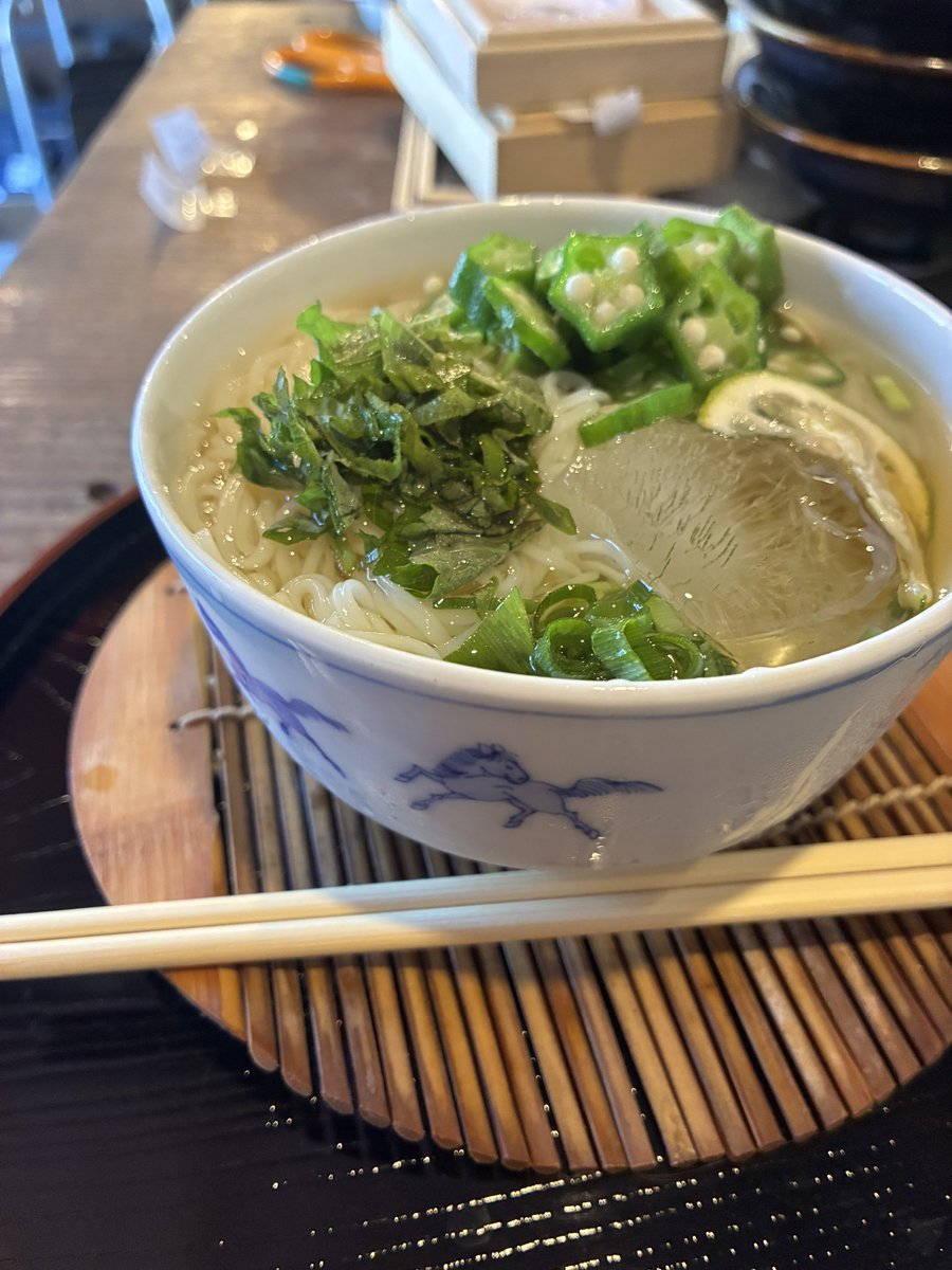 lihualiua's tweet photo. これは、高知でふらっと入った骨董屋で、古伊万里の馬柄にひとめぼれして、買おうとしたら、店主のマダムが「あんた、すごいの選んだね。その器でそうめん作っちゃるから食べてき」って作ってくれたそうめん。高知が好きすぎる。 https://t.co/cjtmi72hX9