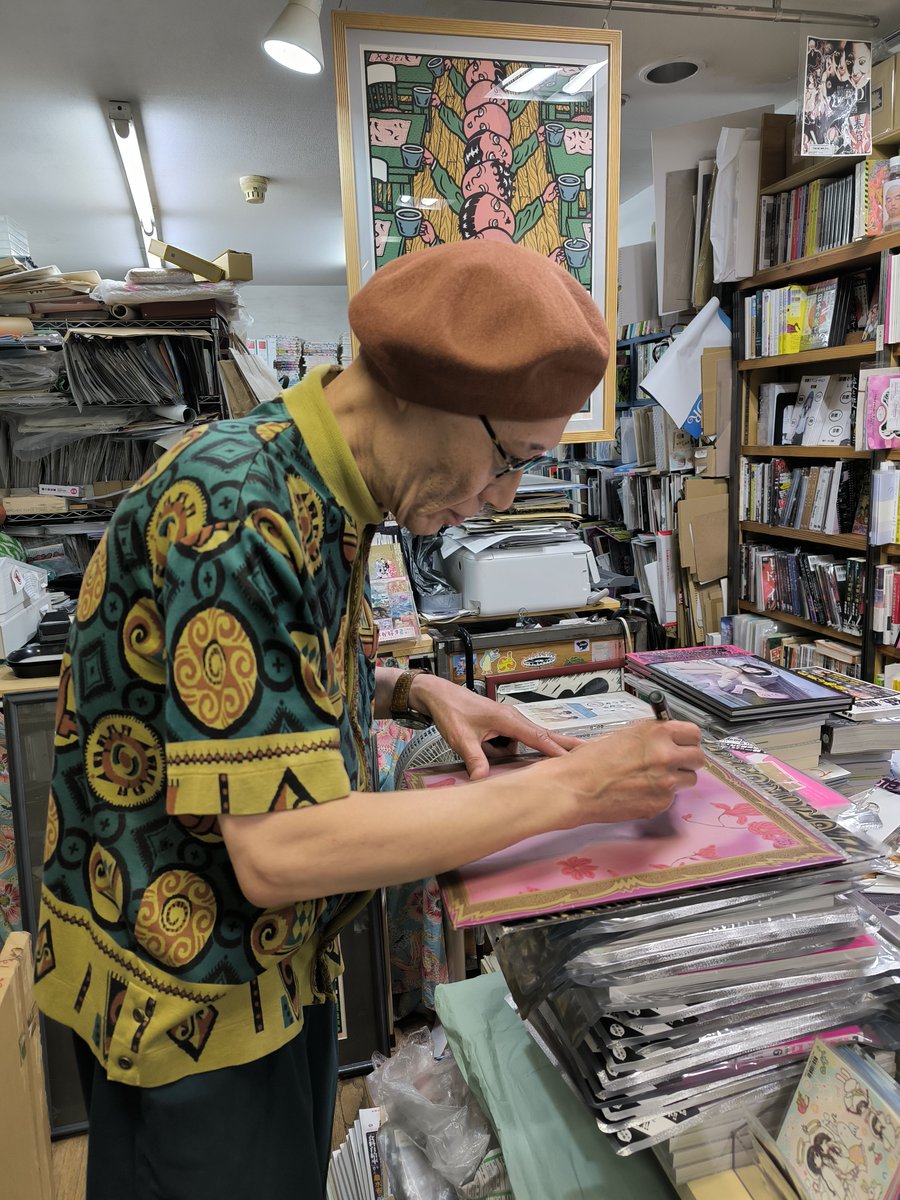 mamadaclock's tweet photo. 太田螢一さんが在店されているとのことで、やぎのLPを抱えてタコシェに向かいLPジャケットにサインいただきました🐐
心惹かれたオマルの絵は購入できませんでしたが、迷っていた脱脂粉乳の絵を購入。
本日の思い出もろとも大切にします♡ https://t.co/JzLb6s21qw