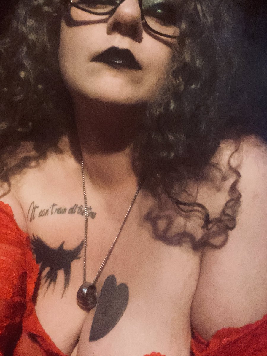 msvanessa86's tweet photo. Smoking hot Texas made goth dominatrix 🥰🖤 let me play with you darling. Southeast Texas loves serving their favorite goth Mistress 🖤🤞🏻👅 #houston #beaumont #portarthur #texas #dominatrix #mistress
$necessary86
https://t.co/yE2pezh5kJ https://t.co/dqRb4t9q6v