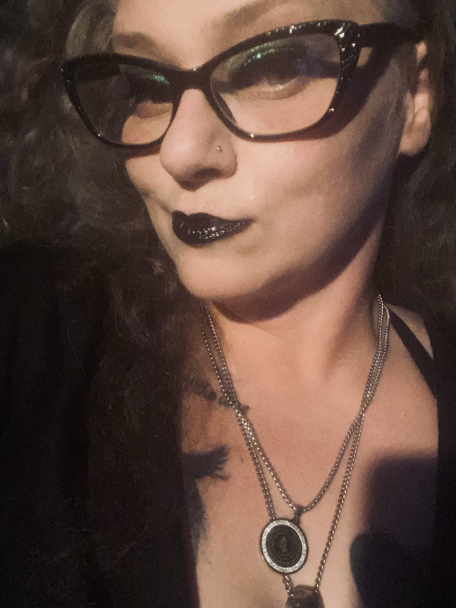 msvanessa86's tweet photo. Smoking hot Texas made goth dominatrix 🥰🖤 let me play with you darling. Southeast Texas loves serving their favorite goth Mistress 🖤🤞🏻👅 #houston #beaumont #portarthur #texas #dominatrix #mistress
$necessary86
https://t.co/yE2pezh5kJ https://t.co/dqRb4t9q6v