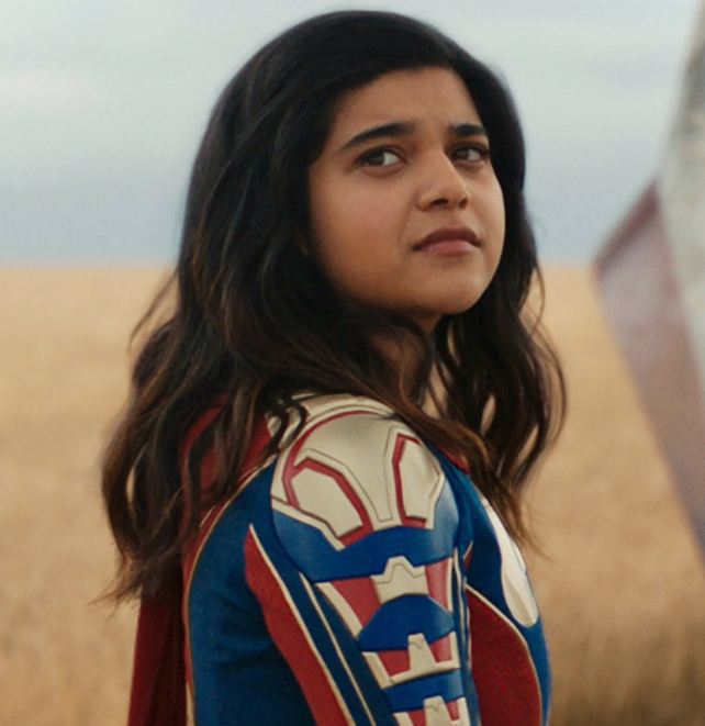 SiteJamesons's tweet photo. Recentemente, para justificar o flop do filme da Supergirl, um executivo de Hollywood, provavelmente ligado à Warner, disse: "a Geração Z não se importa com super-heróis. Esse gênero pertence aos millenials".

A atriz Iman Vellani, que interpreta a Ms. Marvel no MCU, que já escreveu quadrinhos da Ms. Marvel e que, por ter 23 anos se enquadra na Geração Z, comentou o assunto:

"Eu não concordo que a Geração Z tenha parado de se importar com super-heróis. Talvez eles apenas tenham parado de sentir a obrigação de aparecer. Nossa geração cresceu com uma abundância de histórias de super-heróis, então talvez a novidade tenha se desgastado, o que é natural. O nível de exigência agora é mais alto. Estamos em busca de histórias que pareçam específicas e emocionais, especialmente na era da IA. Queremos honestidade dos nossos contadores de histórias. Queremos que nossa inteligência seja respeitada.

Na verdade, acho que a Geração Z responde incrivelmente bem aos super-heróis quando eles são tratados como pessoas antes de tudo. Os temas de luto, identidade, legado, pertencimento, são atemporais e nunca vão envelhecer.

Todo gênero passa por ciclos. Os faroestes passaram. Os musicais passaram. As comédias românticas passaram. Então, a resposta não é abandonar o gênero, mas encontrar novas histórias que só possam ser contadas através DESTE gênero.

No fim das contas, acho que só queremos que esses filmes evoluam e cresçam junto com seu público."

Concordam com ela?