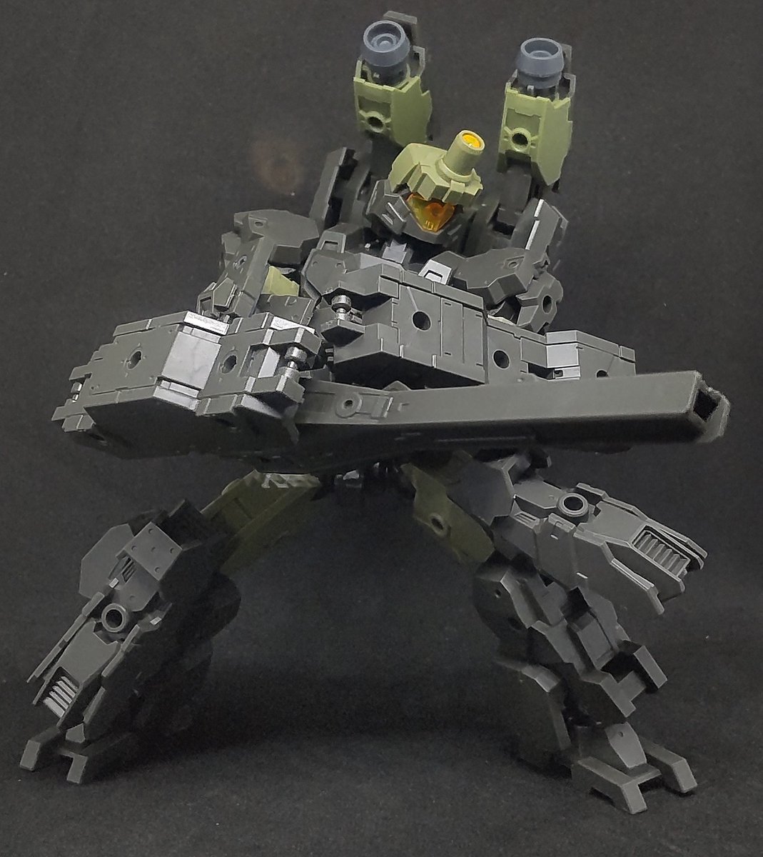 VanillaHop803's tweet photo. テックプロトACE
最前線で戦うエースパイロット用に調整された機体。
装甲の強化を施し背部に大出力ブースターと高威力のビームキャノンを実装した大型バックパックを装備。
腕部にはカスタムされたレール砲とシールドを装備している。

#30MMSM2026 https://t.co/brGOKE3CUx