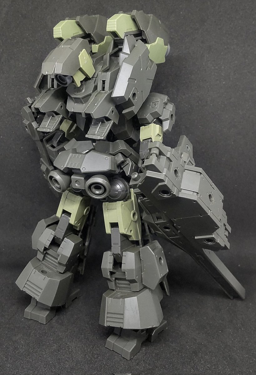 VanillaHop803's tweet photo. テックプロトACE
最前線で戦うエースパイロット用に調整された機体。
装甲の強化を施し背部に大出力ブースターと高威力のビームキャノンを実装した大型バックパックを装備。
腕部にはカスタムされたレール砲とシールドを装備している。

#30MMSM2026 https://t.co/brGOKE3CUx