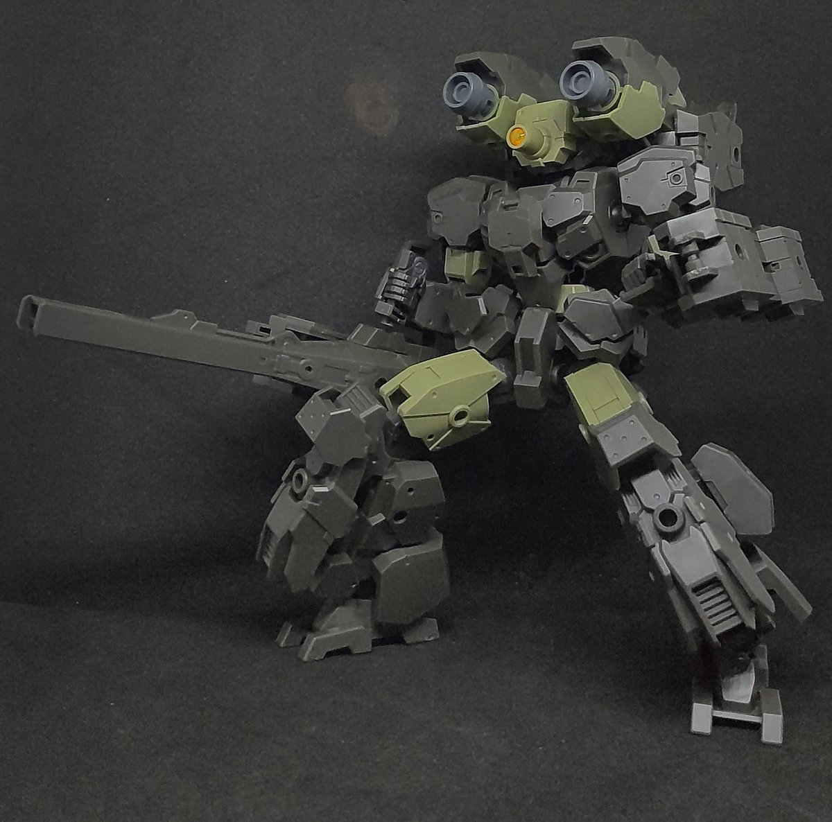 VanillaHop803's tweet photo. テックプロトACE
最前線で戦うエースパイロット用に調整された機体。
装甲の強化を施し背部に大出力ブースターと高威力のビームキャノンを実装した大型バックパックを装備。
腕部にはカスタムされたレール砲とシールドを装備している。

#30MMSM2026 https://t.co/brGOKE3CUx