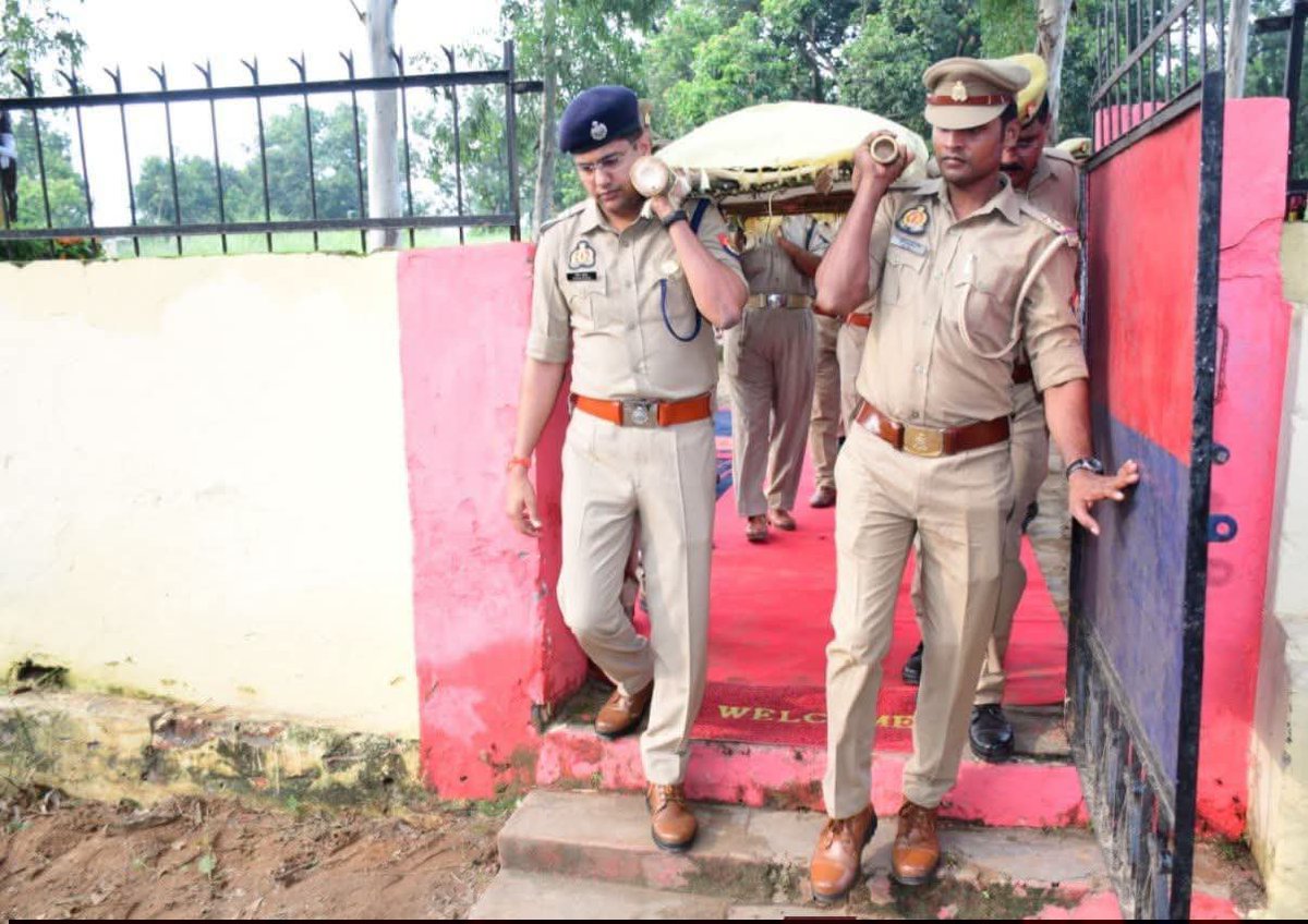 kumar099854306's tweet photo. कुशीनगर पुलिस लाइन मे तैनात सिपाही दिनेश यादव की आज अचानक मृत्यु हो गई...
उधर दूसरी तरफ मुख्यमंत्री जी का कार्यक्रम चल रहा था.. उधर से लौटते ही पुलिस अधीक्षक केशव कुमार मौके पर पहुंच कर अंतिम यात्रा मे शामिल होकर कंधा दिया.. और अंतिम सलामी दी गई.. 

विनम्र श्रद्धांजलि 🙏🏽😭 https://t.co/AmWXX99bYT