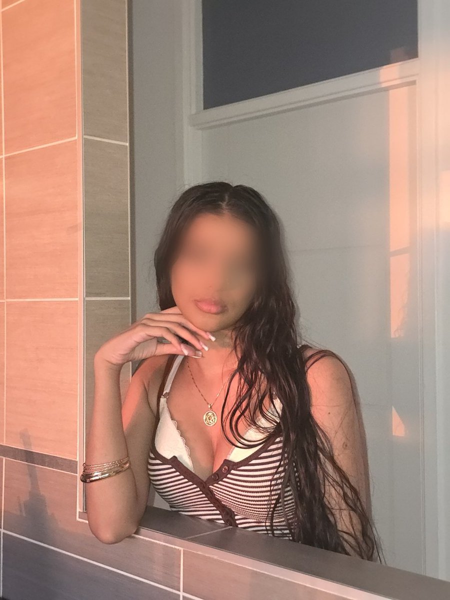 spoiledjasminex's tweet photo. golden hour always does me well xx https://t.co/Icph05JEPk
