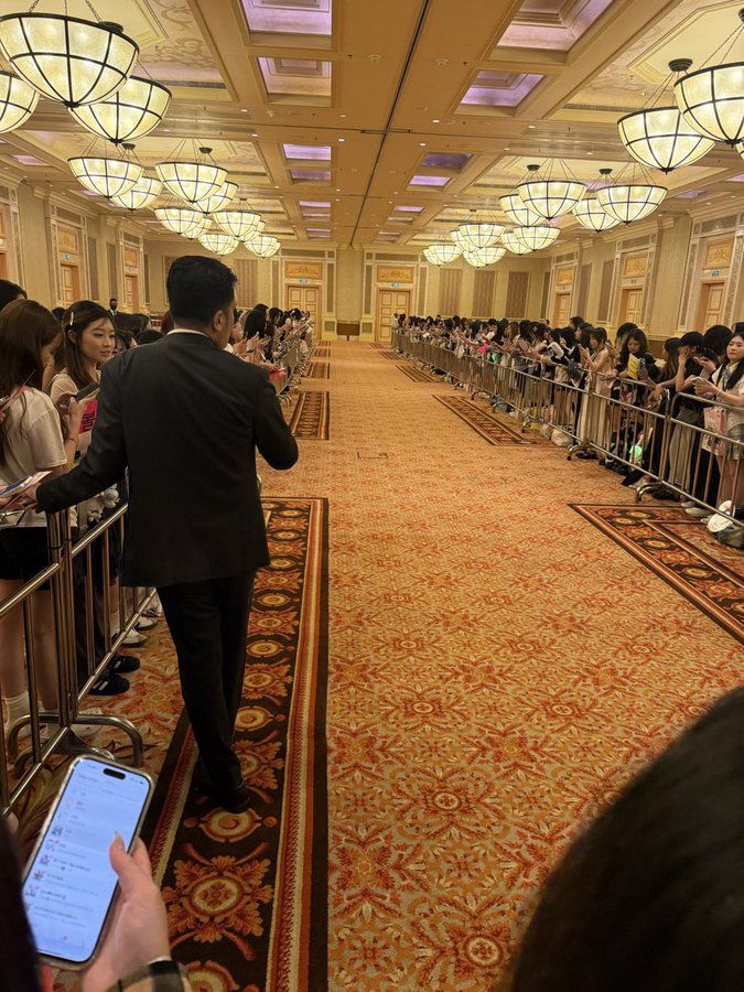 NCTDreamINA's tweet photo. @DyandraGlobal send off itu begini 😂 https://t.co/GczB4ImpoT