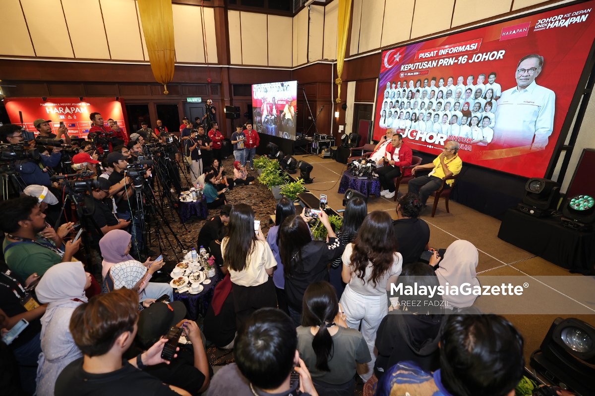 MalaysiaGazette's tweet photo. Reaksi Pemimpin PH Selepas Keputusan PRN Johor 

Reaksi Pengarah Pilihan Raya Pakatan Harapan, Datuk Seri Amirudin Shari ketika berbual bersama Pemimpin PH selepas keputusan Pilihan Raya Negeri (PRN) Johor ke-16 di Pusat Informasi PH, Pulai, Johor Bahru. 

Foto : Fareez Fadzil 

#malaysiagazette #PRNJohor #PakatanHarapan #PH #JohorMemilih #PRNJohor2026 #UndiJohor