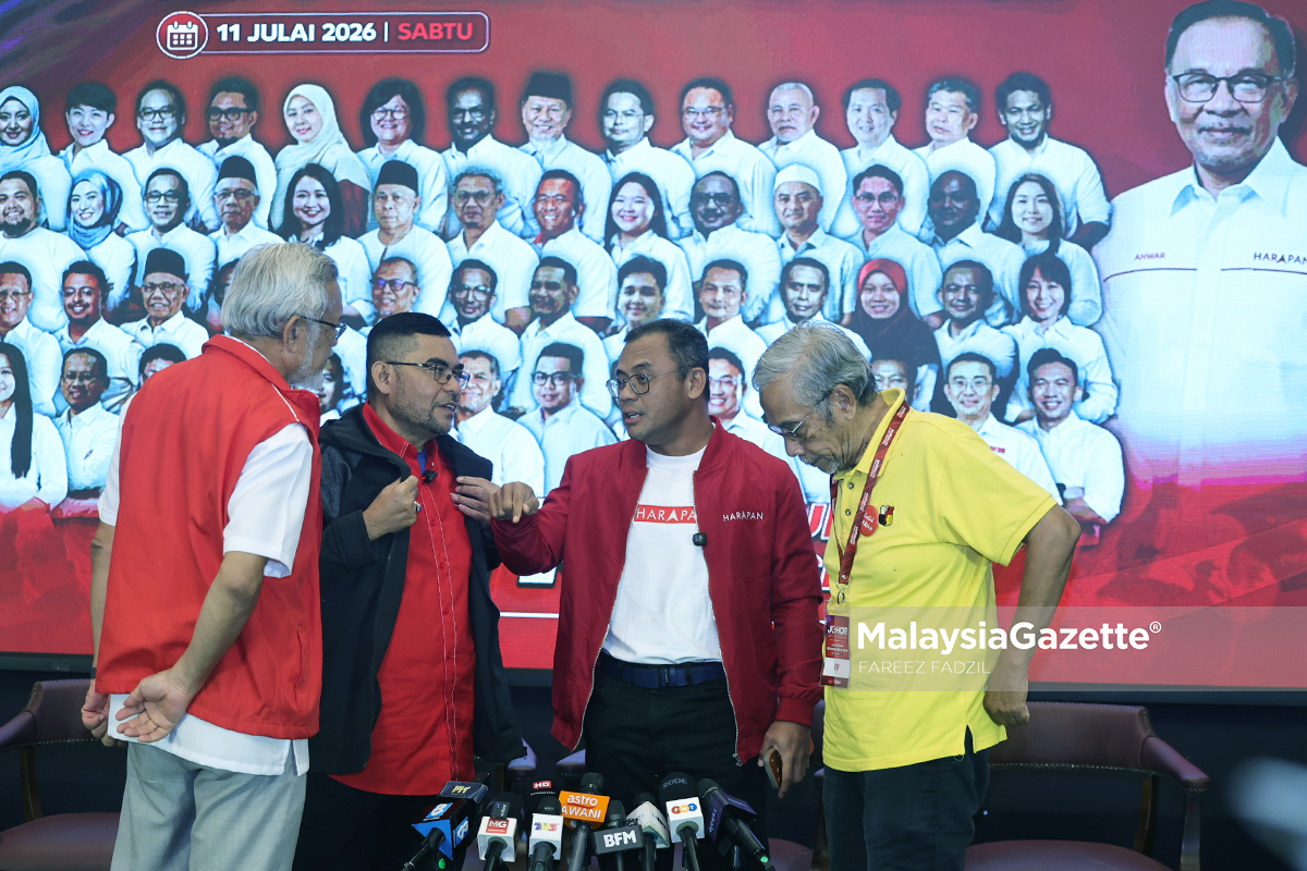 MalaysiaGazette's tweet photo. Reaksi Pemimpin PH Selepas Keputusan PRN Johor 

Reaksi Pengarah Pilihan Raya Pakatan Harapan, Datuk Seri Amirudin Shari ketika berbual bersama Pemimpin PH selepas keputusan Pilihan Raya Negeri (PRN) Johor ke-16 di Pusat Informasi PH, Pulai, Johor Bahru. 

Foto : Fareez Fadzil 

#malaysiagazette #PRNJohor #PakatanHarapan #PH #JohorMemilih #PRNJohor2026 #UndiJohor