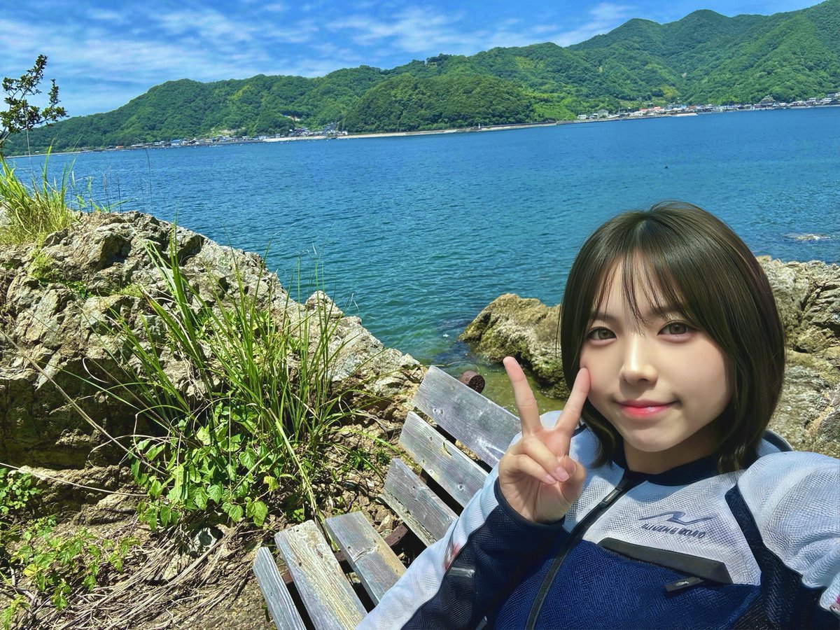 marumaru_miyako's tweet photo. 久しぶりのおバイクデイでした
なのにあまりバイクとすれ違わなかったのはみんなカルストにのぼっちゃった？
海もいい景色いっぱいだよー
たとえばここ #崖の上のベンチ https://t.co/Il2Uj1FstW