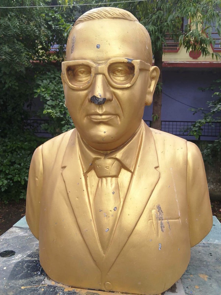 Rajkumar_AzadJi's tweet photo. राजगढ़ के माचलपुर में संविधान निर्माता बाबासाहब डॉ.भीमराव आंबेडकर जी की प्रतिमा पुनः स्थापित, बहुजन समाज की जागरूकता को निशानी है।
@collectorrajga1 @RajgarhSp   प्रशासन का धन्यवाद, लेकिन प्रतिमा पर पहले की तरह गोल्ड पेंट करवाया जाए,और ऐसा  करने वाले आरोपियों को गिरफ्तार करे। https://t.co/hKjZVn8rIT