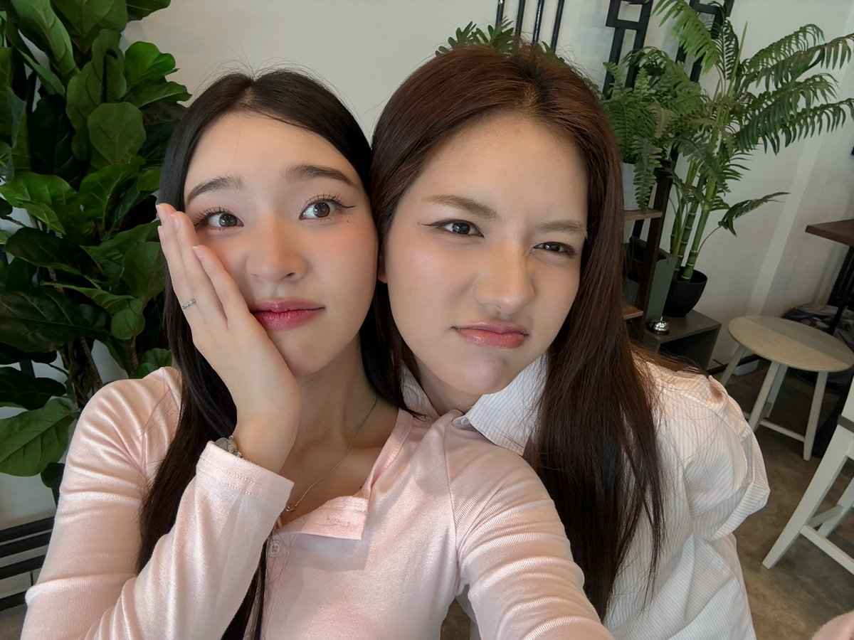 ayaorapan's tweet photo. Knock knock!✊🏻🤎💖 
Our PlusA and everyone good night ka~
แวะมาส่งใจคั้บบ

#ayaorapan #miephat #MieAya https://t.co/w9oicAb6rP